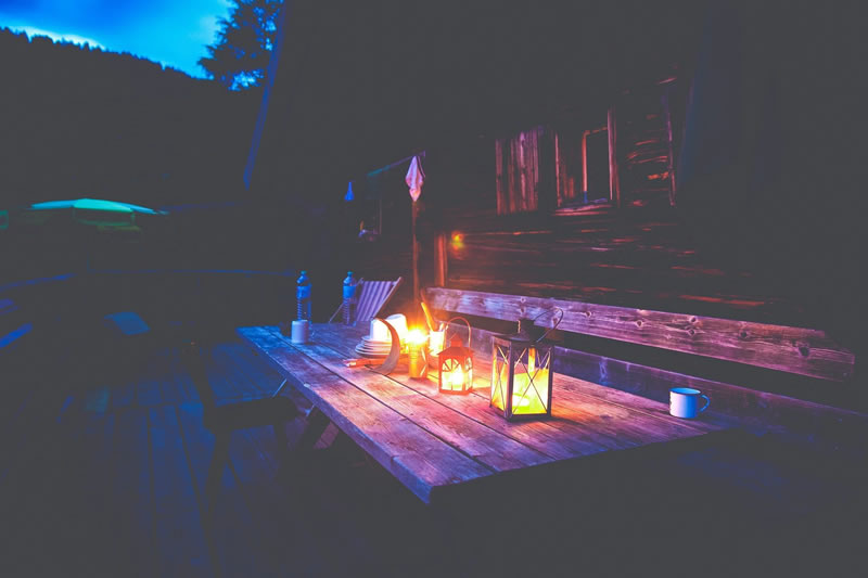 picnic-table-2619895_1920